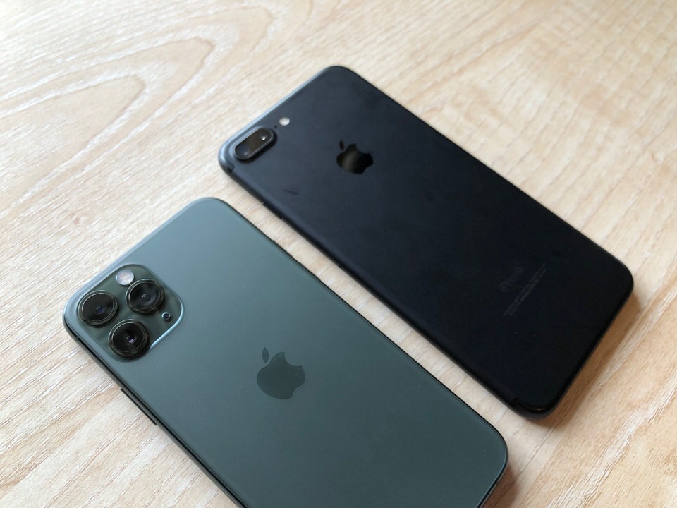 iPhone7のブラックとiPhone11Proのミッドナイトグリーン