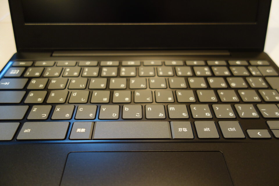 IdeaPad Slim 350i Chromebookのキーボードはフルサイズでストロークもそこそこ深くタイピングはすぐに慣れると思います。